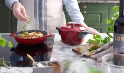 Woll IRON, Servierpfanne Rund Mit Glasdeckel Und Silikongriff, 20 Cm, 5.5 Cm Hoch, Chili Red 9 Woll IRON, Servierpfanne Rund Mit Glasdeckel Und Silikongriff, 20 Cm, 5.5 Cm Hoch, Chili Red -Smart Kitchen Store 04b509775f9f5d4e27e5082e28c99321