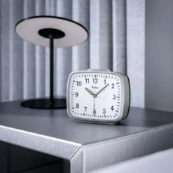 Mebus Funk-Wecker Im Retro-Design / Wecker Stellt Sich Automatisch Auf Sommer Und Winter-Zeit Ein, Designklassiker / Farbe: Silbergrau / Modell: 25362 -Smart Kitchen Store 12d38a67dce677067c8e52d555829207