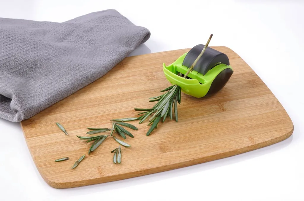 FACKELMANN Kräuterroller Mit Kräuterabstreifer, Schneidroller Mit Scharfen Klingen, Kräuterschneider Aus Hochwertigem Edelstahl/Kunststoff, Hochwertiges Schneidrad (Farbe:Grün/Grau), Menge: 1 Stück 8 FACKELMANN Kräuterroller Mit Kräuterabstreifer, Schneidroller Mit Scharfen Klingen, Kräuterschneider Aus Hochwertigem Edelstahl/Kunststoff, Hochwertiges Schneidrad (Farbe:Grün/Grau), Menge: 1 Stück – Bild 6