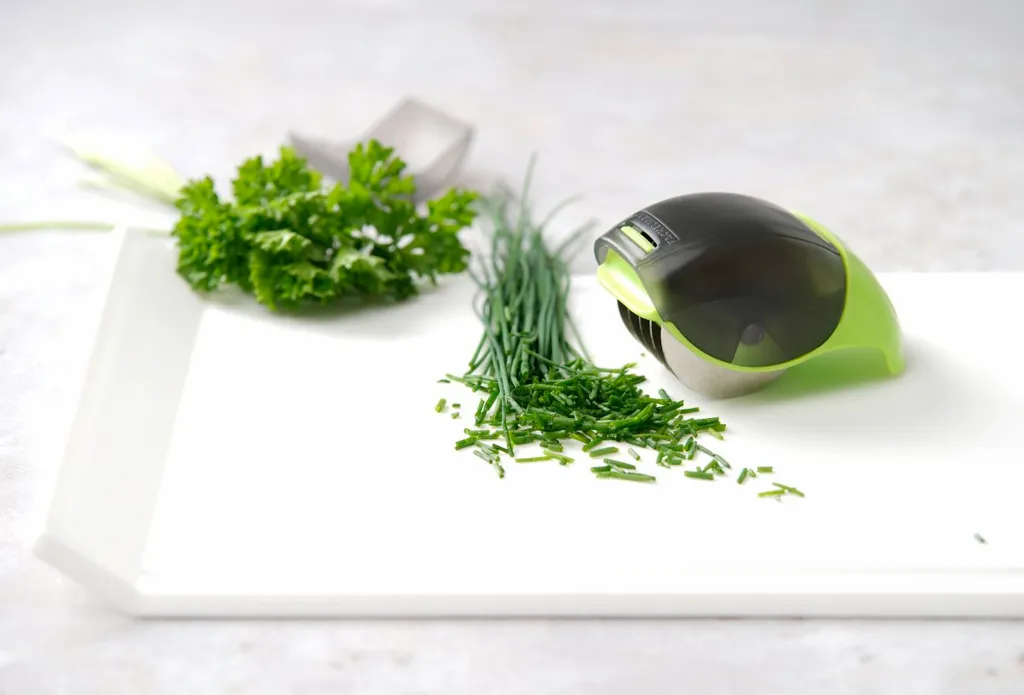 FACKELMANN Kräuterroller Mit Kräuterabstreifer, Schneidroller Mit Scharfen Klingen, Kräuterschneider Aus Hochwertigem Edelstahl/Kunststoff, Hochwertiges Schneidrad (Farbe:Grün/Grau), Menge: 1 Stück 9 FACKELMANN Kräuterroller Mit Kräuterabstreifer, Schneidroller Mit Scharfen Klingen, Kräuterschneider Aus Hochwertigem Edelstahl/Kunststoff, Hochwertiges Schneidrad (Farbe:Grün/Grau), Menge: 1 Stück – Bild 7