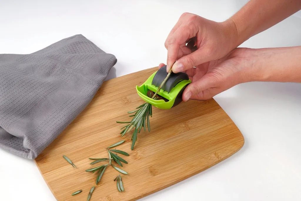 FACKELMANN Kräuterroller Mit Kräuterabstreifer, Schneidroller Mit Scharfen Klingen, Kräuterschneider Aus Hochwertigem Edelstahl/Kunststoff, Hochwertiges Schneidrad (Farbe:Grün/Grau), Menge: 1 Stück 7 FACKELMANN Kräuterroller Mit Kräuterabstreifer, Schneidroller Mit Scharfen Klingen, Kräuterschneider Aus Hochwertigem Edelstahl/Kunststoff, Hochwertiges Schneidrad (Farbe:Grün/Grau), Menge: 1 Stück – Bild 5