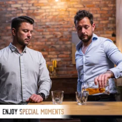 Whisiskey - Whisky Karaffe – Twisted Dekanter Set - Whiskey Karaffe Set - 1000ML - Geschenke Für Männer - Inkl. 8 Whisky Steine, Zange & 2 Whisky Gläser -Smart Kitchen Store 708aed6bbb757a7244b555fb23607598