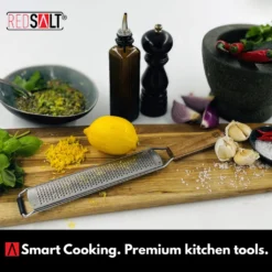REDSALT® Premium Zester Edelstahl Reibe Mit Holzgriff | Rasiermesserscharfe Klinge | Küchenreibe Für Zitrone Ingwer Muskatnuss | Parmesanreibe Ingwerreibe Zitronenreibe Käsereibe -Smart Kitchen Store 70f4868207bca1209b7f1a957e8c6ea1