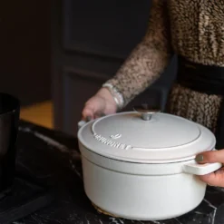 Daumonet Gusseisen-Bräter - Rund Ø 26 Cm - Weiß -Smart Kitchen Store 921a41e14f098f7b961448f72f47e407