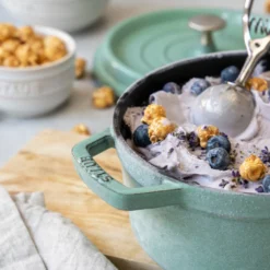 STAUB Cocotte Rund 28 Cm Salbei 14 STAUB Cocotte Rund 28 Cm Salbei -Smart Kitchen Store 9e98c1ebd07d3ba5ee280d8bda82550a