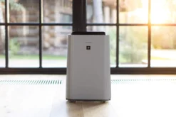 SHARP UA-HD50E-L Luftreiniger (mit Befeuchtungsfunktion, Verbesserung Der Luftqualität, Ideal Für Allergiker, Drei Stufen Filtersystem, HEPA-Filter, Räume Bis Zu 38 M²) Hellgrau [Energieklasse A] -Smart Kitchen Store a11be5abecaa9604f3a08cbc1d7e258a